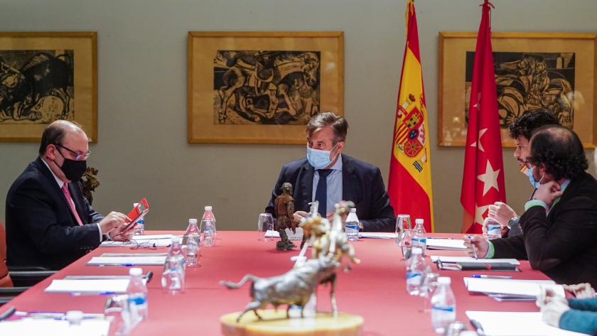 El consejero Enrique López ha presidido la reunión del Consejo de Administración del Centro de Asuntos Taurinos El consejero sentado en la mesa de la reunión con el resto de participantes de la misma