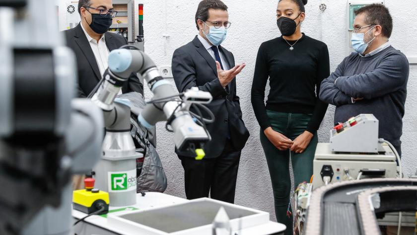El consejero recorriendo las instalaciones