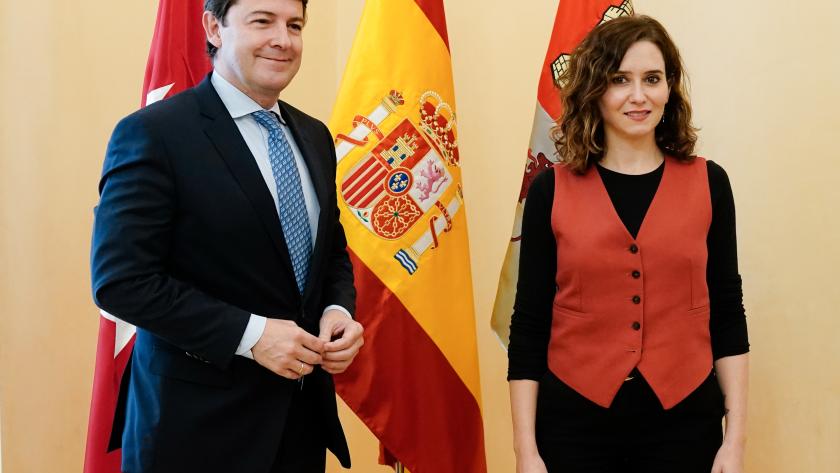 Ambos presidentes posando con las banderas constitucionales