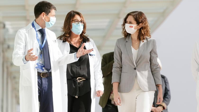 La presidenta Isabel Díaz Ayuso visita el Hospital público Enfermera Isabel Zendal en su primer aniversario La presidenta recorriendo las instalaciones del hospital con los jefes del equipo médico
