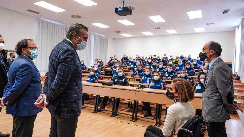 El consejero Enrique López ha participado en la entrega de diplomas en el Instituto de Formación Integral en Seguridad y Emergencias (IFISE) El consejero en una de las clases de formación