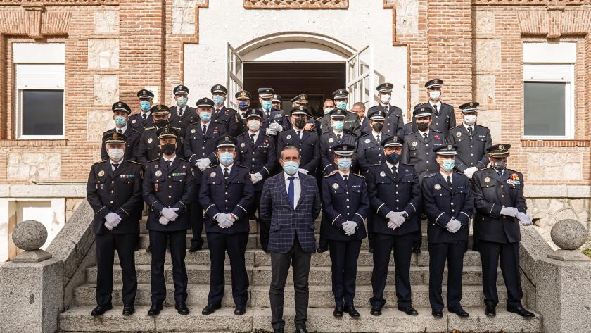 El consejero Enrique López ha participado en la entrega de diplomas en el Instituto de Formación Integral en Seguridad y Emergencias (IFISE) El consejero posando con Policías Locales