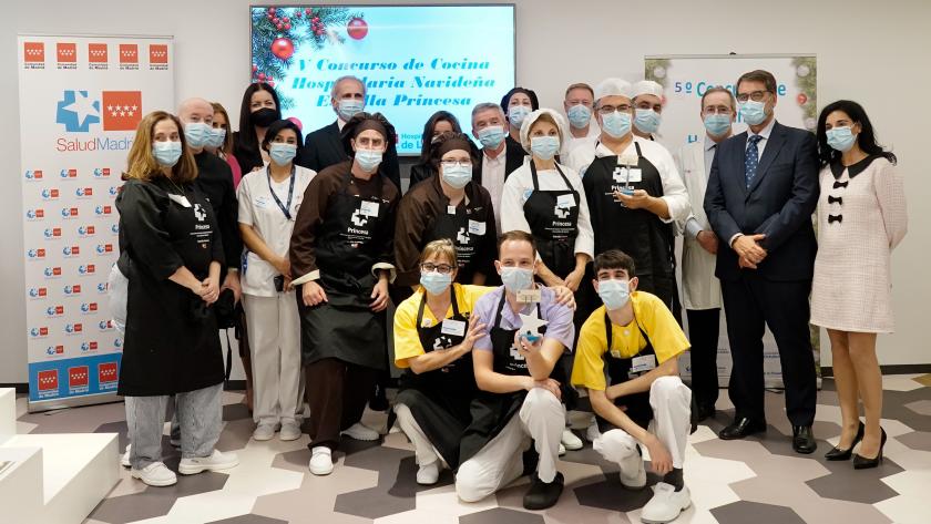 Enrique Ruiz Escudero entrega el galardón del V Concurso de Cocina Hospitalaria Navideña Enrique Ruiz Escudero durante la entrega del galardón del V Concurso de Cocina Hospitalaria Navideña