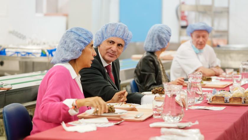 Enrique Ruiz Escudero entrega el galardón del V Concurso de Cocina Hospitalaria Navideña Enrique Ruiz Escudero durante la entrega del galardón del V Concurso de Cocina Hospitalaria Navideña