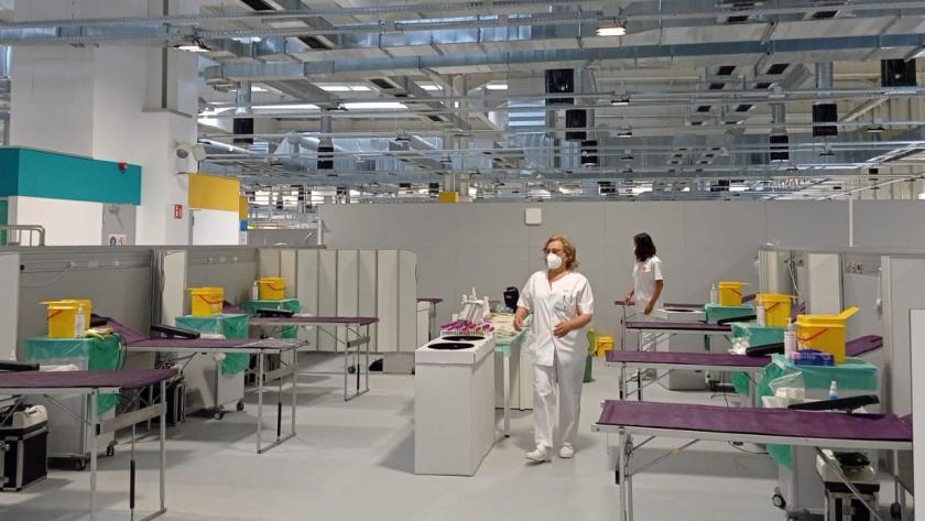 espacio abierto con seis camillas vacías y dos enfermeras