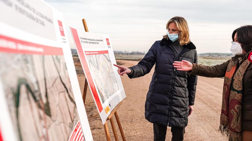 La consejera de Medio Ambiente, Vivienda y Agricultura, Paloma Martín, observa unos planos con las actuaciones La Comunidad de Madrid invertirá 1,8 millones este año para modernizar los regadíos agrícolas en Fuentidueña de Tajo