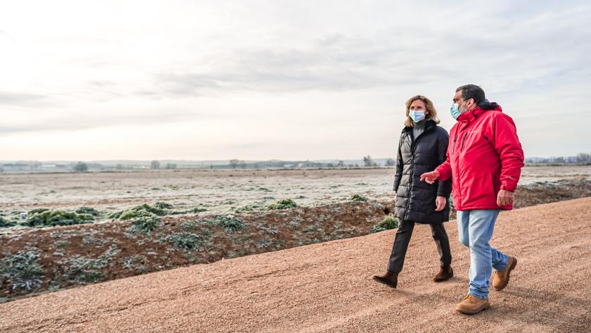 La consejera de Medio Ambiente, Vivienda y Agricultura, Paloma Martín, durante su visita hoy a la zona La Comunidad de Madrid invertirá 1,8 millones este año para modernizar los regadíos agrícolas en Fuentidueña de Tajo