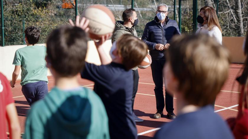 El consejero Carlos Izquierdo ha visitado en Chapinería la nueva pista multideporte y las cubiertas de las pistas de pádel ejecutadas con cargo al PI El consejero visitando las instalaciones