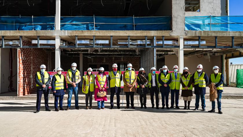 El consejero posando con los demás responsables y asistentes a la visita 