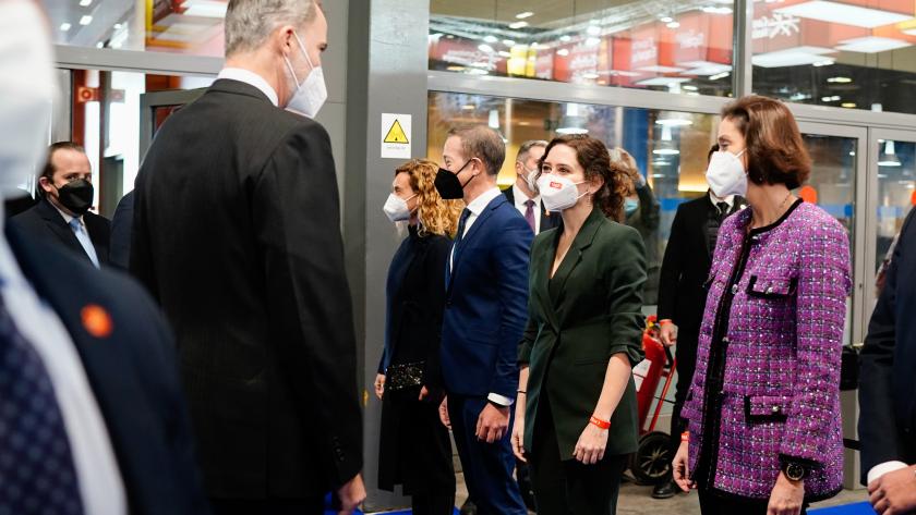 La presidenta saludando al Rey