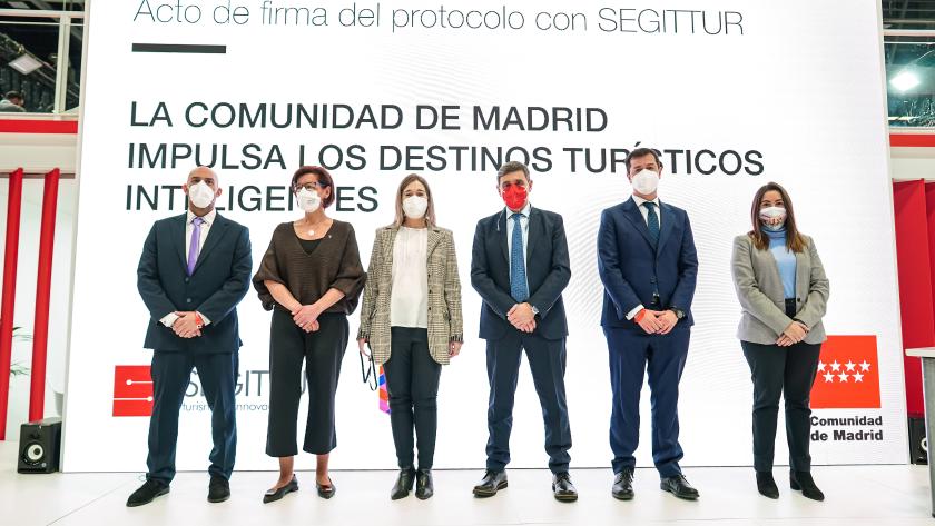 La consejera junto a los responsables del acuerdo