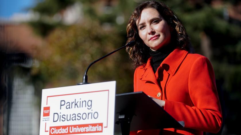 Primer plano de la presidenta interviniendo en el atril