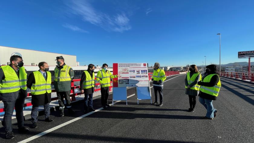 El consejero David Pérez ha visitado el acceso a Alcalá de Henares por el puente de la M-300 El consejero recorriendo la zona
