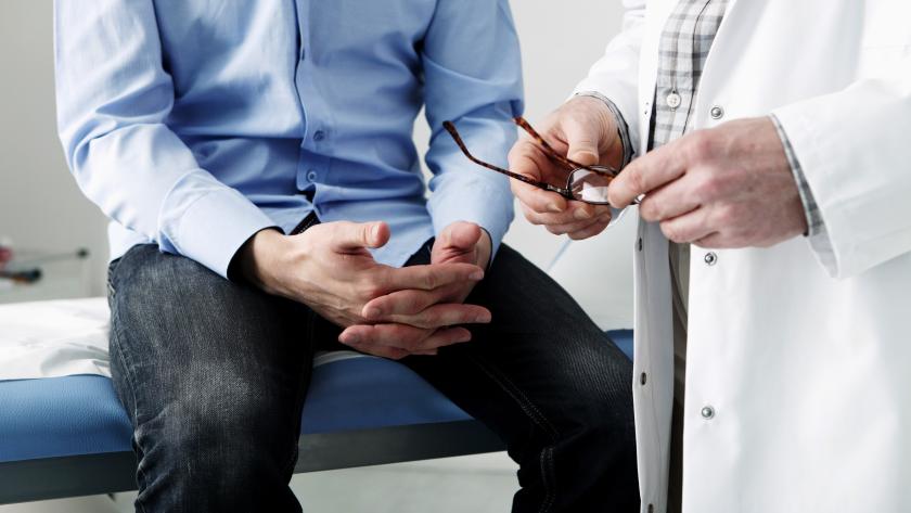 Médico con paciente en consulta 