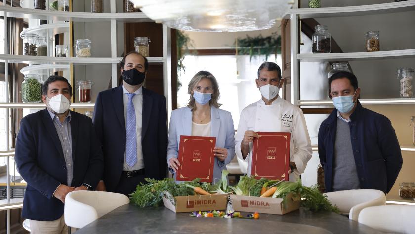 La consejera Paloma Martín firma el convenio para lanzar el proyecto Agrolab Urban La consejera con el chef Paco Roncero y representantes del MOM Culinary Institute