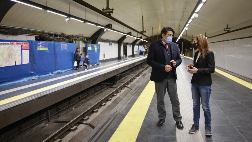 El consejero conversa con una responsable de las obras en el metro