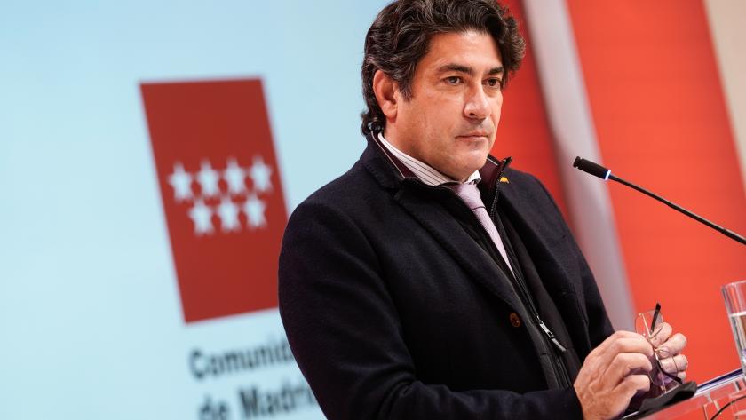 El consejero de Transportes, David Pérez, ofrece una rueda de prensa tras la reunión con el sector del taxi El consejero explicando las propuestas en el atril