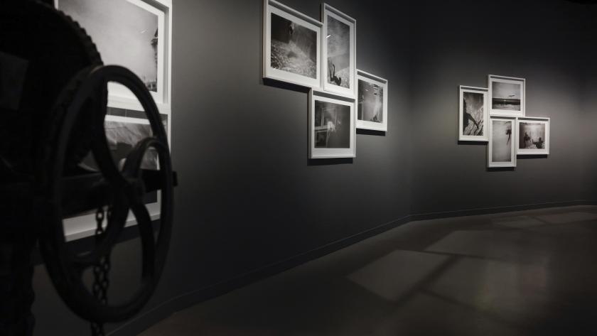 La Comunidad de Madrid inaugura la exposición "Algo, nada, siempre" Piezas de la exposición en una pared