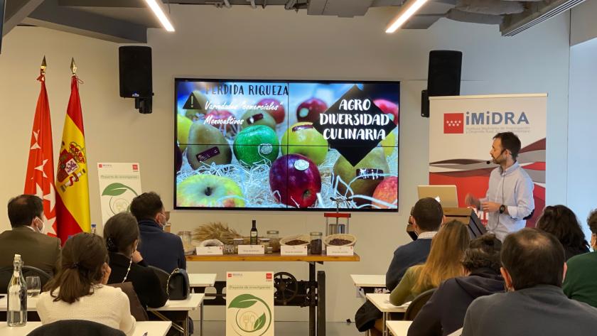 La Comunidad de Madrid presenta Gastronomía Circular, un proyecto de investigación para potenciar la alimentación sostenible Clase con una pantalla en la que se ve una foto con el texto Agro Diversidad Culinaria