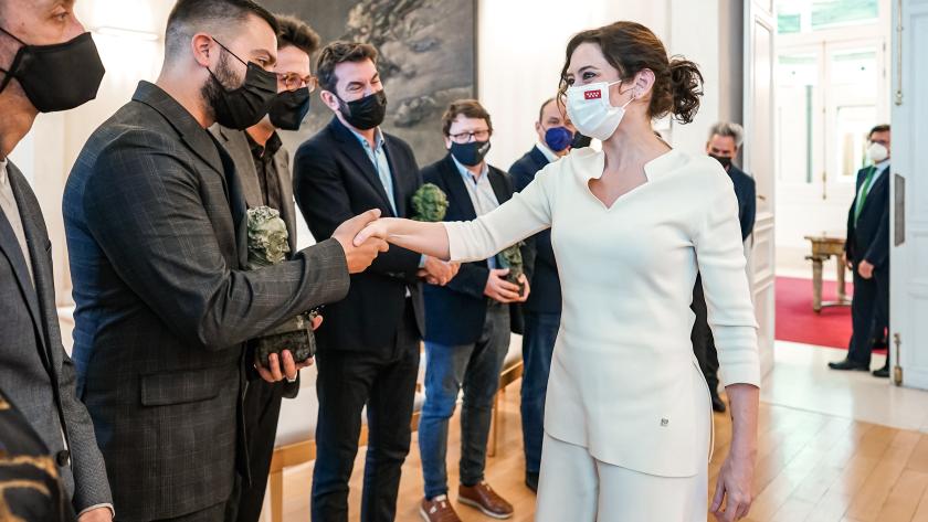 La presidenta da la mano a uno de los ganadores