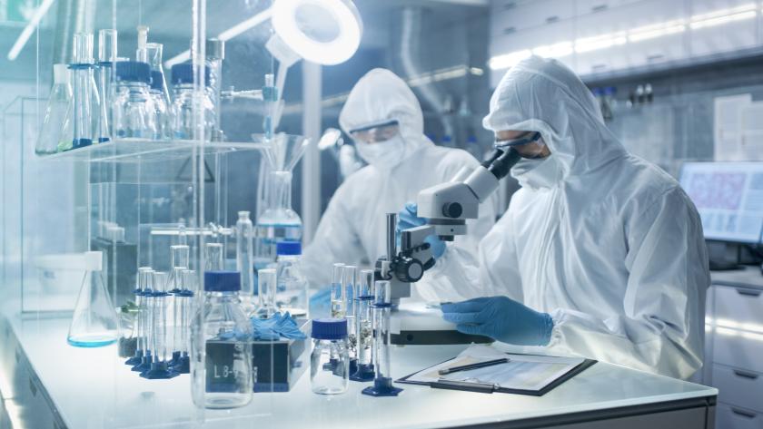 La Comunidad de Madrid detecta el primer caso de gripe aviar en la región Unos investigadores observan a través de un microscopio