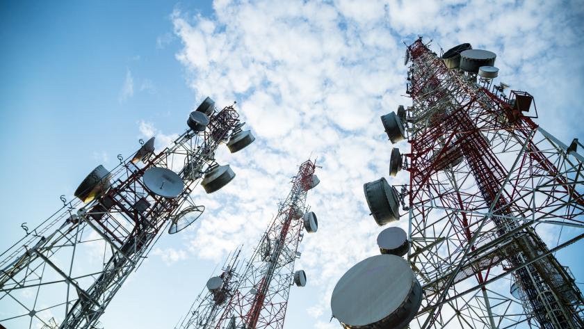 Canal de Isabel II destinará 12,1 millones a la ampliación de su red de telecomunicaciones Tres antenas de telecomunicaciones y el cielo con nubes