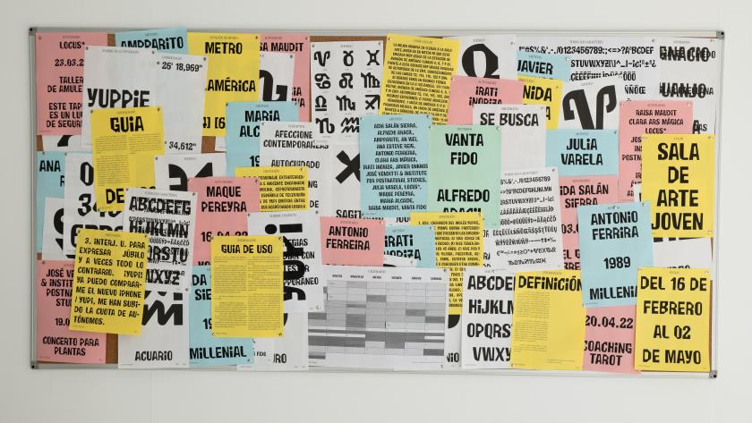 El arte y la creación emergente con la exposición yupi Un cartel con recortes de distintas frases y colores