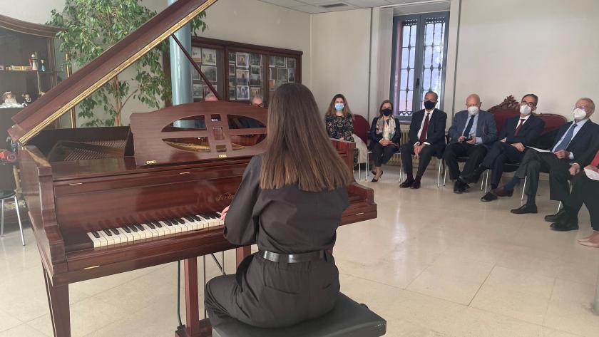 El Consejero de Educación, Enrique Ossorio, presenta el acuerdo de colaboración con estos organismos Una mujer de espaldas toca el piano y al fondo están el consejero y otros asistentes al acto