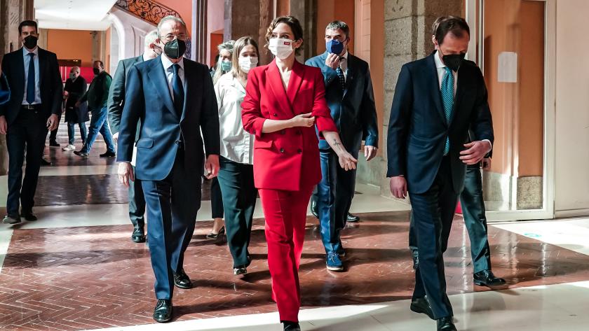 La presidenta llega al acto en compañía de los asistentes 