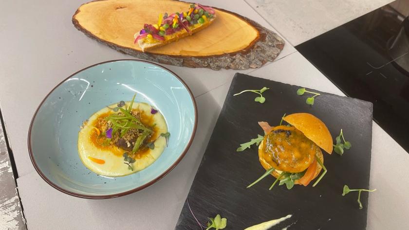 Unas comidas servidas en distintos tipos de platos