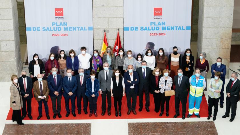 La presidenta Isabel Díaz Ayuso presenata el Plan de Salud Mental 2022-2024 La presidenta acompañada de los asistentes al evento en el escenario