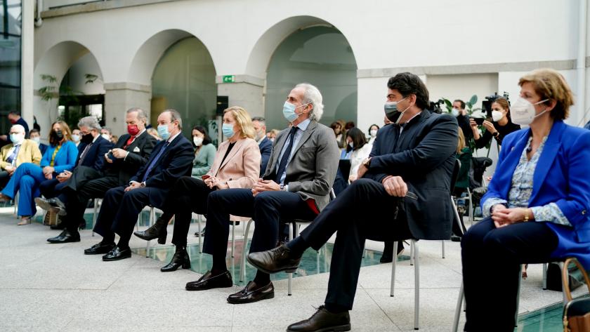 La Comunidad de Madrid resume en un libro los principales desafíos legales durante la pandemia Los invitados al acto de presentación del libro sentados en las sillas