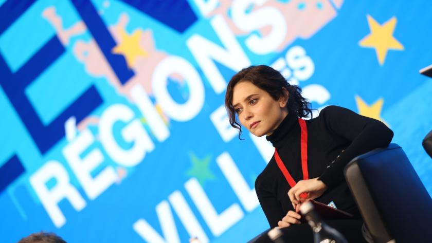 La presidenta sentada en el escenario durante la mesa redonda