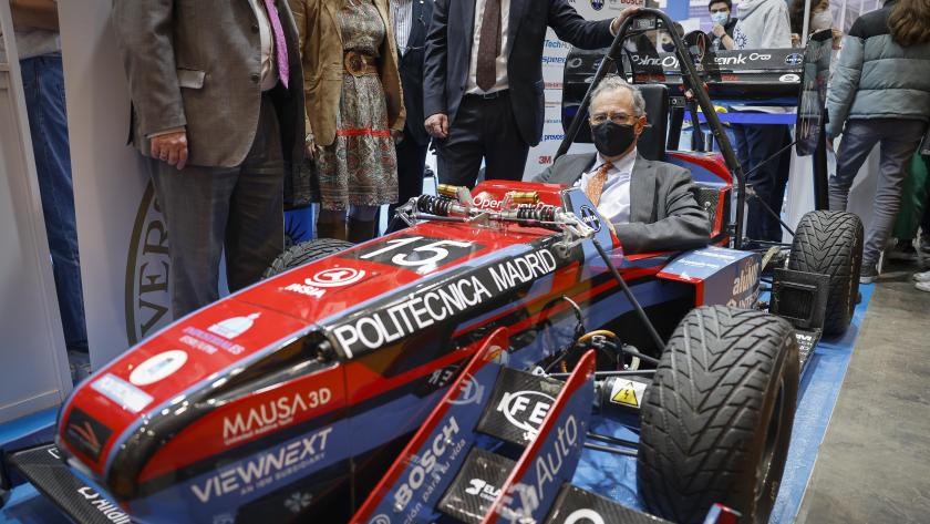 El consejero en un coche de carreras