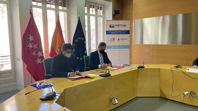 El consejero de Transportes, David Pérez, suscribe un acuerdo con el Foro Madrid Carga Aérea El consejero sentado junto al presidente del foro en una mesa durante la reunión