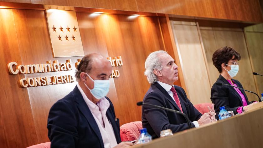 La Comunidad propone eliminar los aislamientos para asintomáticos y las mascarillas en interiores El consejero de Sanidad, Enrique Ruiz Escudero, habla a los medios durante la rueda de prensa