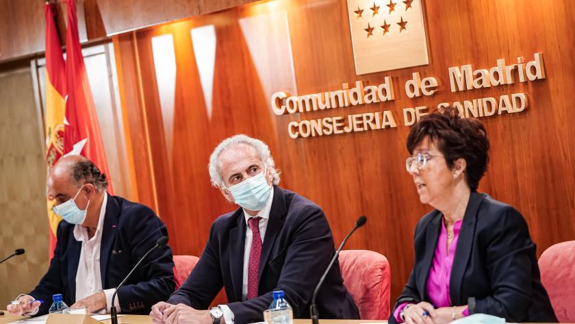 La Comunidad propone eliminar los aislamientos para asintomáticos y las mascarillas en interiores El consejero observa a la directora general de Salud Pública mientras esta explica las medidas