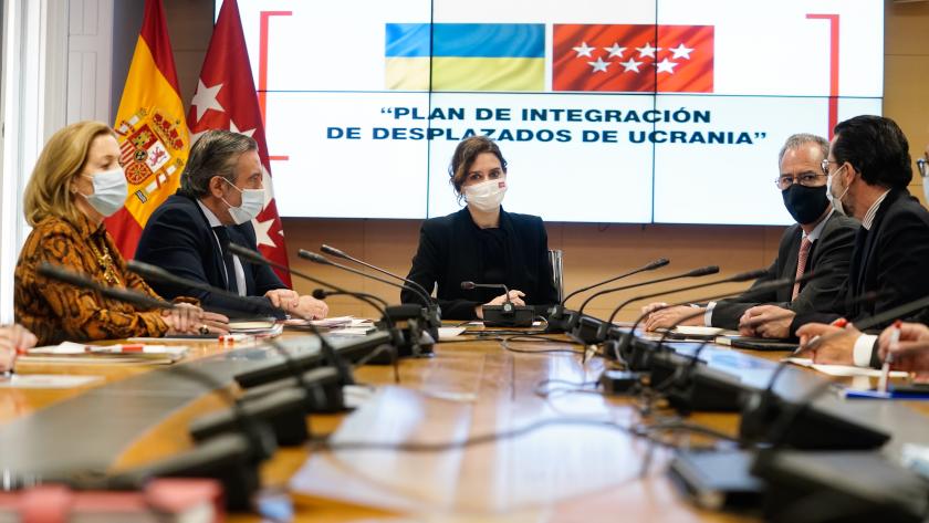 La presidenta Isabel Díaz Ayuso preside la primera reunión del Comité de Crisis de Ucrania La presidenta sentada en la mesa, junto a los consejeros, durante el comité