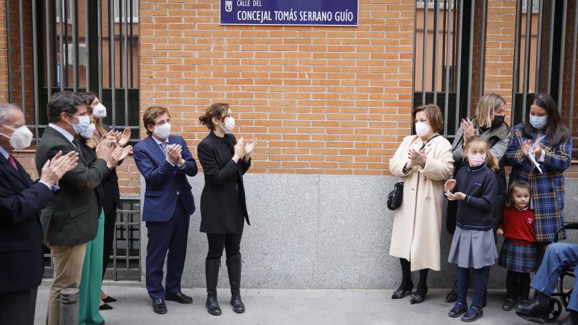 La presidenta Isabel Díaz Ayuso participa en el homenaje a Tomás Serrano La presidenta, el alcade de Madrid y otros asistente al homenaje observan la placa de la calle con el nombre del concejal