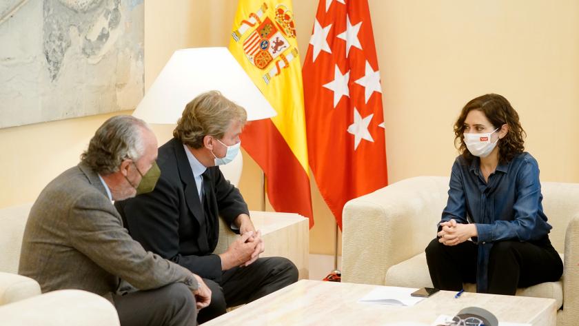 La presidenta conversando con los representantes de la organización