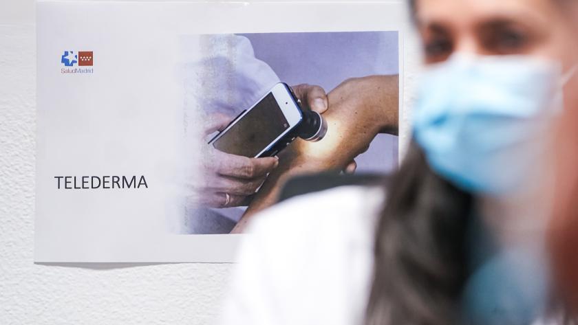 Una de las dermatólogas del centro con su mascarilla puesta
