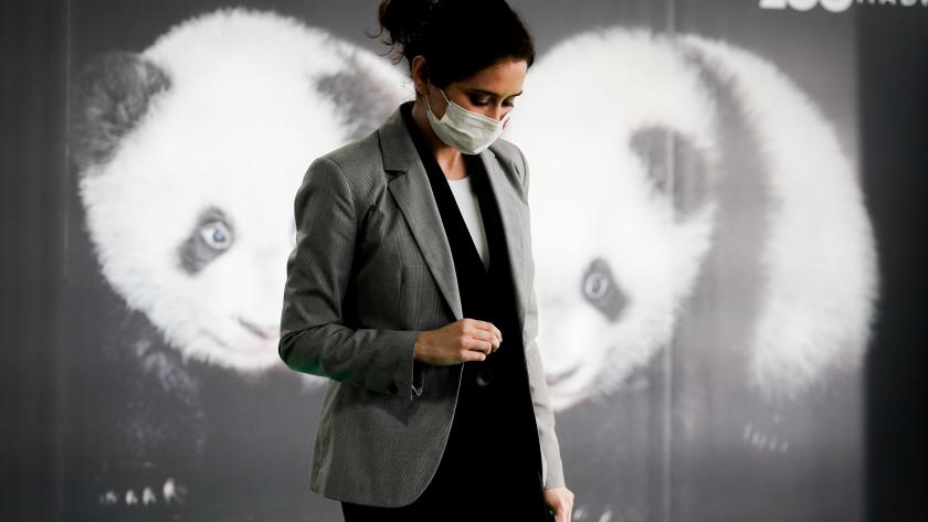 La presidenta de la Comunidad, Isabel Díaz Ayuso, asiste al acto del aniversario del ZOO Aquarium La presidenta delante de un cartel con la imagen de dos pandas