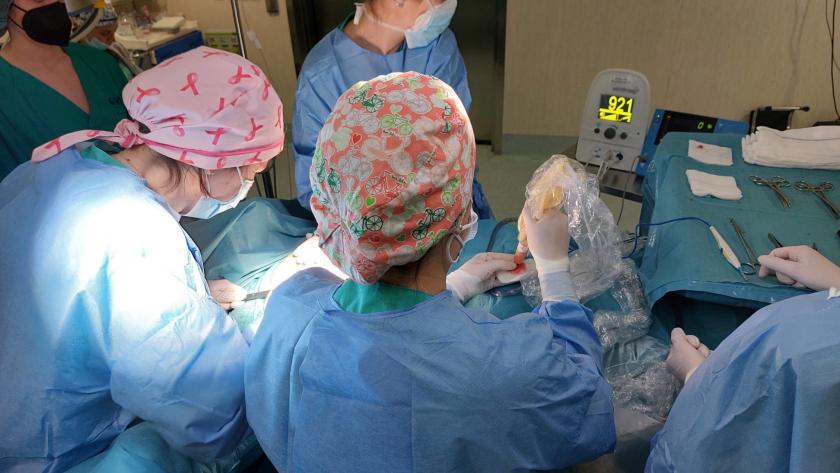 Un equipo de médicos del HUIC aplicando el trazador magnético