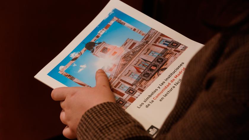 La Comunidad de Madrid presenta la Guía de lectura fácil sobre Símbolos e Instituciones dirigida a personas con discapacidad intelectual El consejero junto a los asistentes a la visita