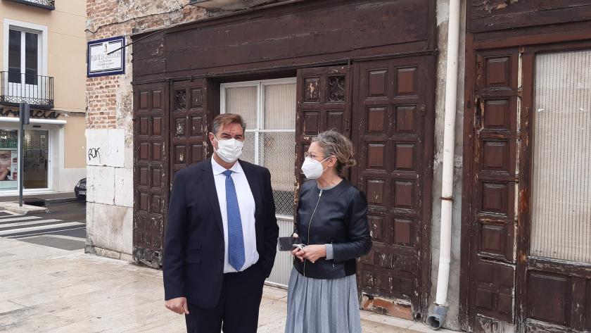 El viceconsejero de Digitalización, José Antonio Sánchez, junto a la alcaldesa María José Martínez de la Fuente