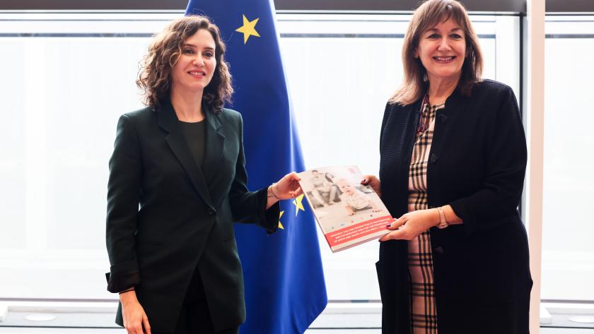 La presidenta entrega el plan de natalidad a la vicepresidenta de la Comisión Europea y comisaria de Democracia y Demografía, Duvravka Suica