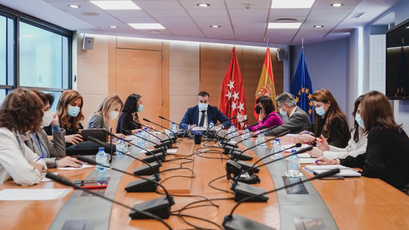 La Comunidad de Madrid tendrá Oficinas de Asistencia a las Víctimas del Delito en toda la región en 2023 El consejero sentado en la reunión de la comisión mixta