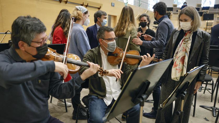 La consejera observa un ensayo de la orquesta