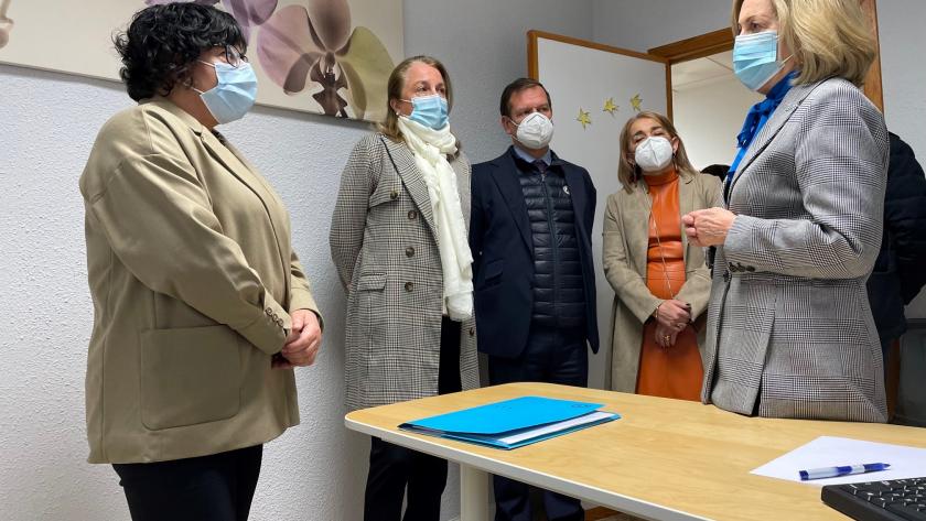 La Comunidad de Madrid abrirá este año dos nuevos Centros de Apoyo y Encuentro Familiar en Getafe y Torrejón de Ardoz La consejera Concepción Dancausa en su visita a uno de estos recursos