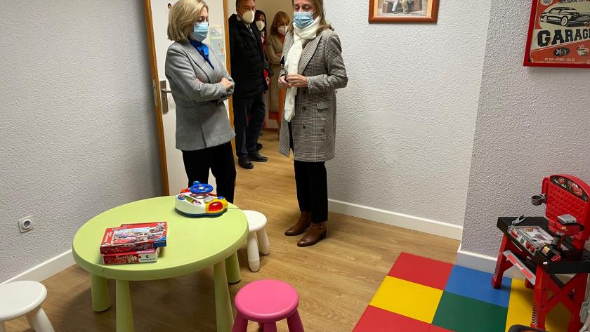 La Comunidad de Madrid abrirá este año dos nuevos Centros de Apoyo y Encuentro Familiar en Getafe y Torrejón de Ardoz La consejera Concepción Dancausa en una de las salas infantiles
